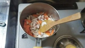 カレーの野菜を炒める