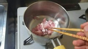 カレーの肉を炒める