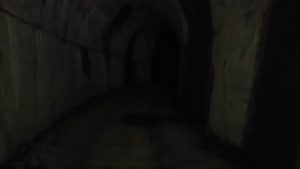 神戸岩トンネルの中は暗い